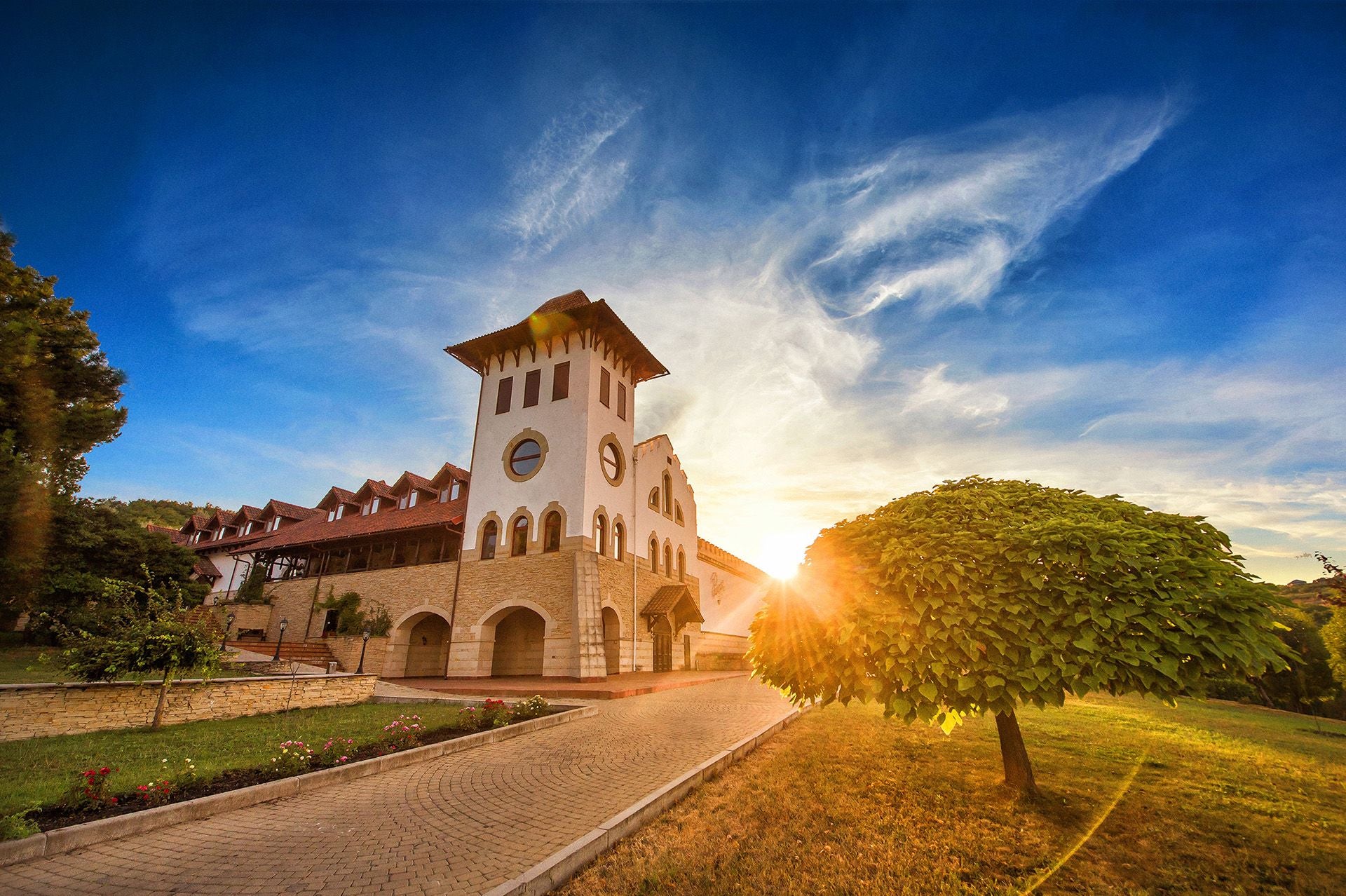 Chateau Purcari in Moldawien bei Sonnenuntergang mit blauem leicht wolkigem Himmel
